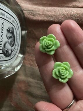 Vintage pistachio Flower 🌼 Stud Earrings
